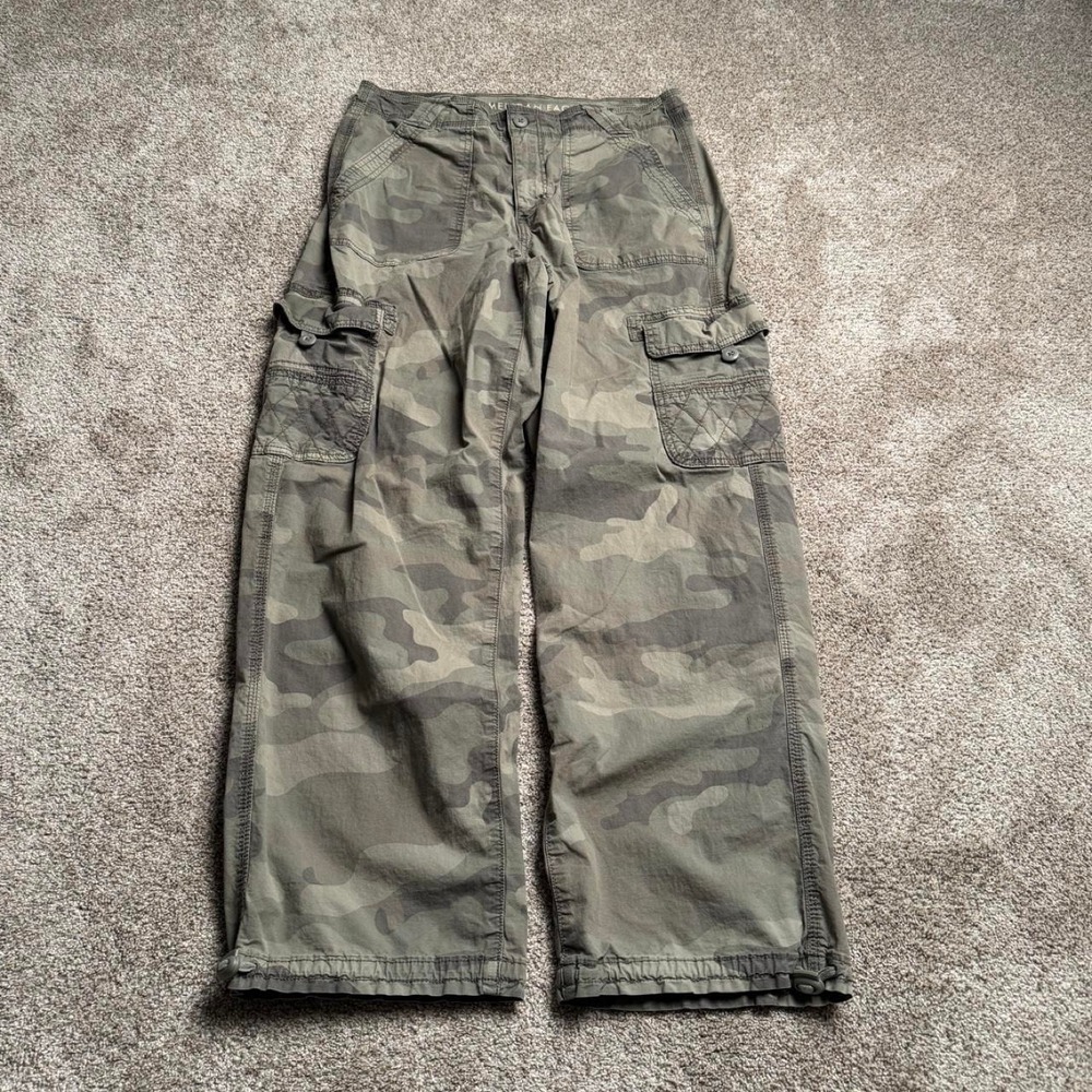 AMERICAN EAGLE RELAXED FIT CAMO CARGO PANTS